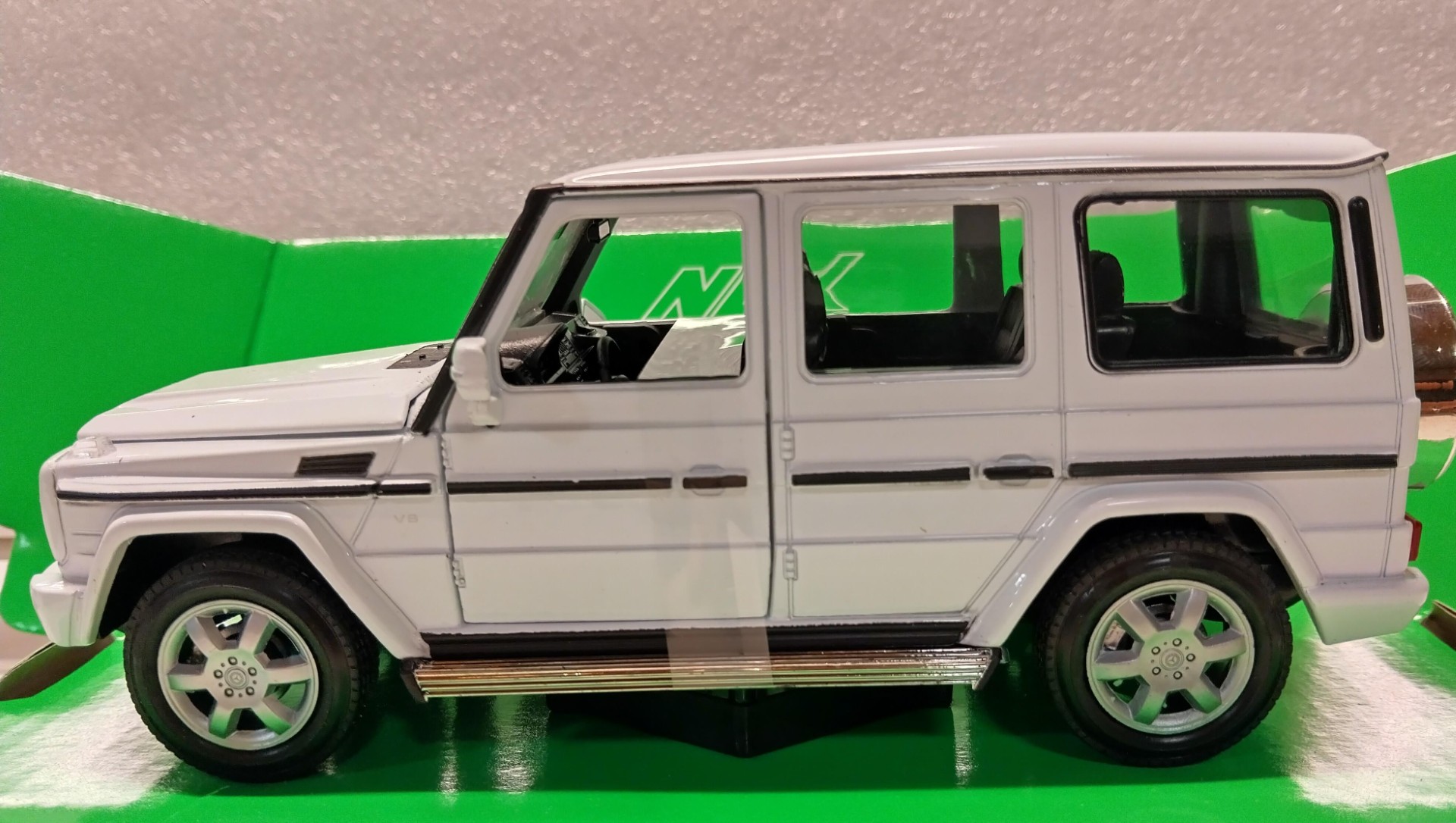 Pienoismalli Mercedes G valkoinen 1/24