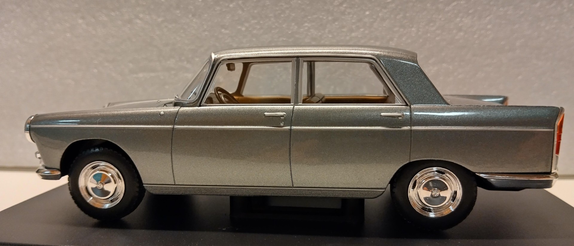 Pienoismalli Peugeot 404 harmaa 1/24
