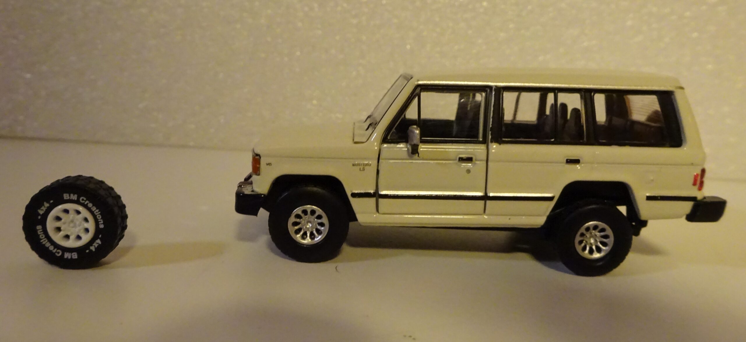 Pienoismalli Mitsubishi Pajero Mk I 1/64