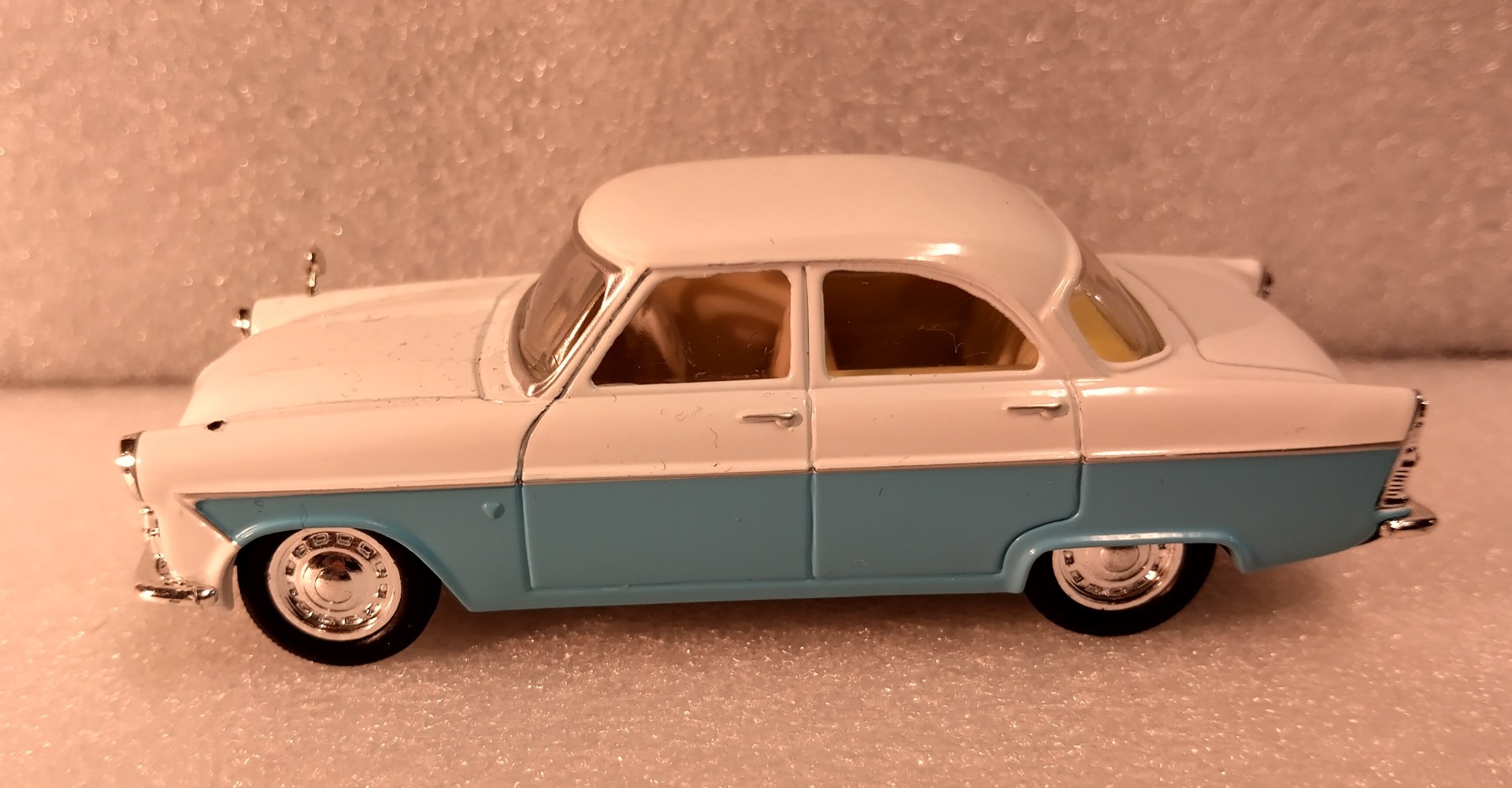 Pienoismalli Ford Zodiac Mk 2 1/43