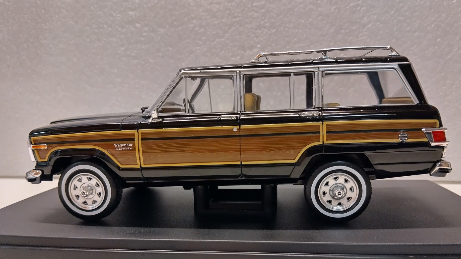 Pienoismalli Jeep Grand Wagoneer 1/24