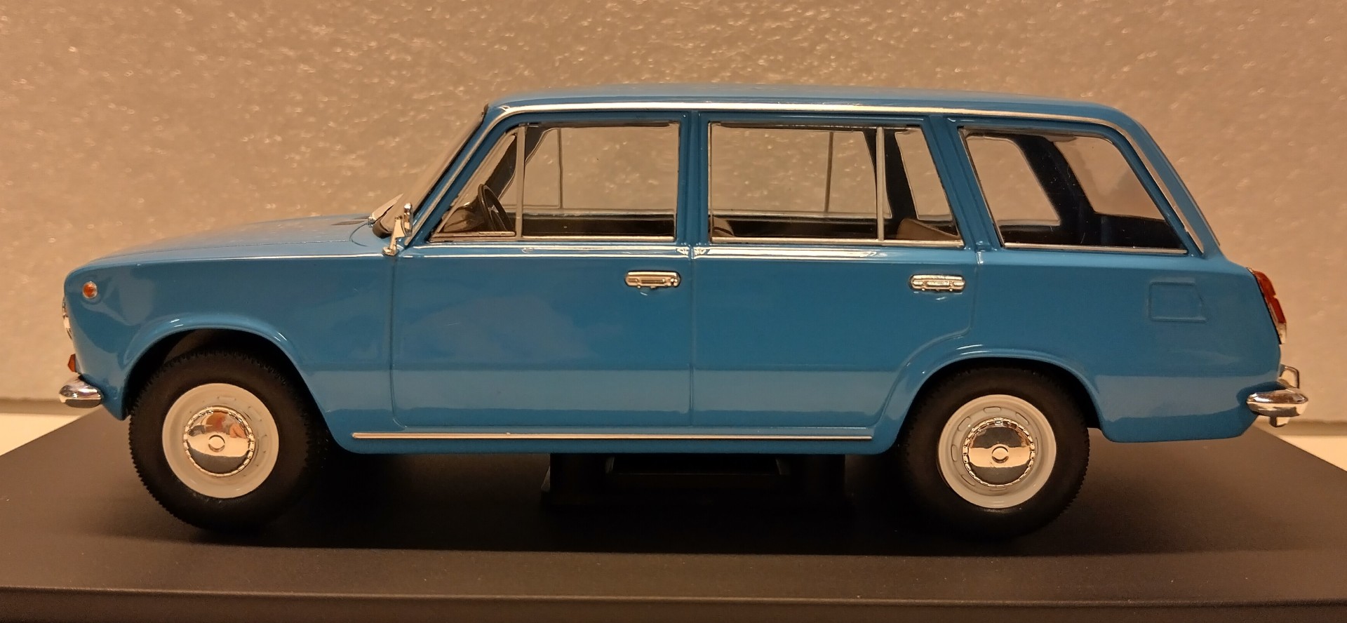 Pienoismalli Lada 2102 farmari 1/24