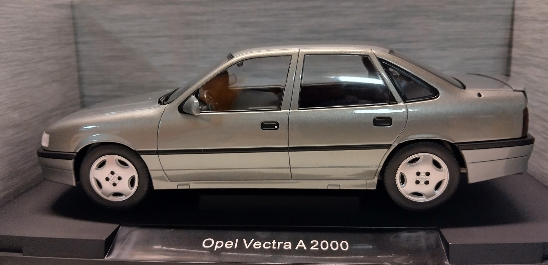 Pienoismalli Opel Vectra A 2000 1/18