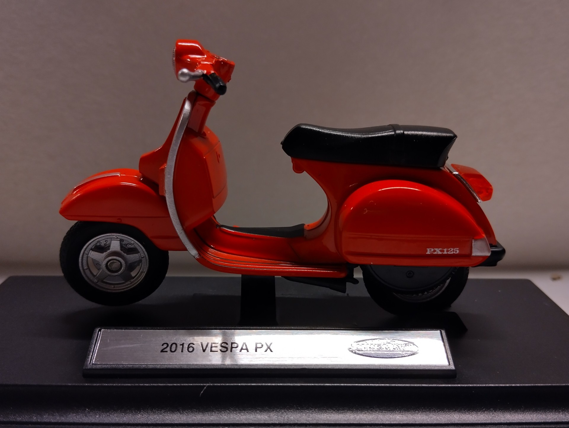 Pienoismalli Vespa PX 2016 1/18