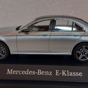 Pienoismalli Mercedes W213 hopea 1/43