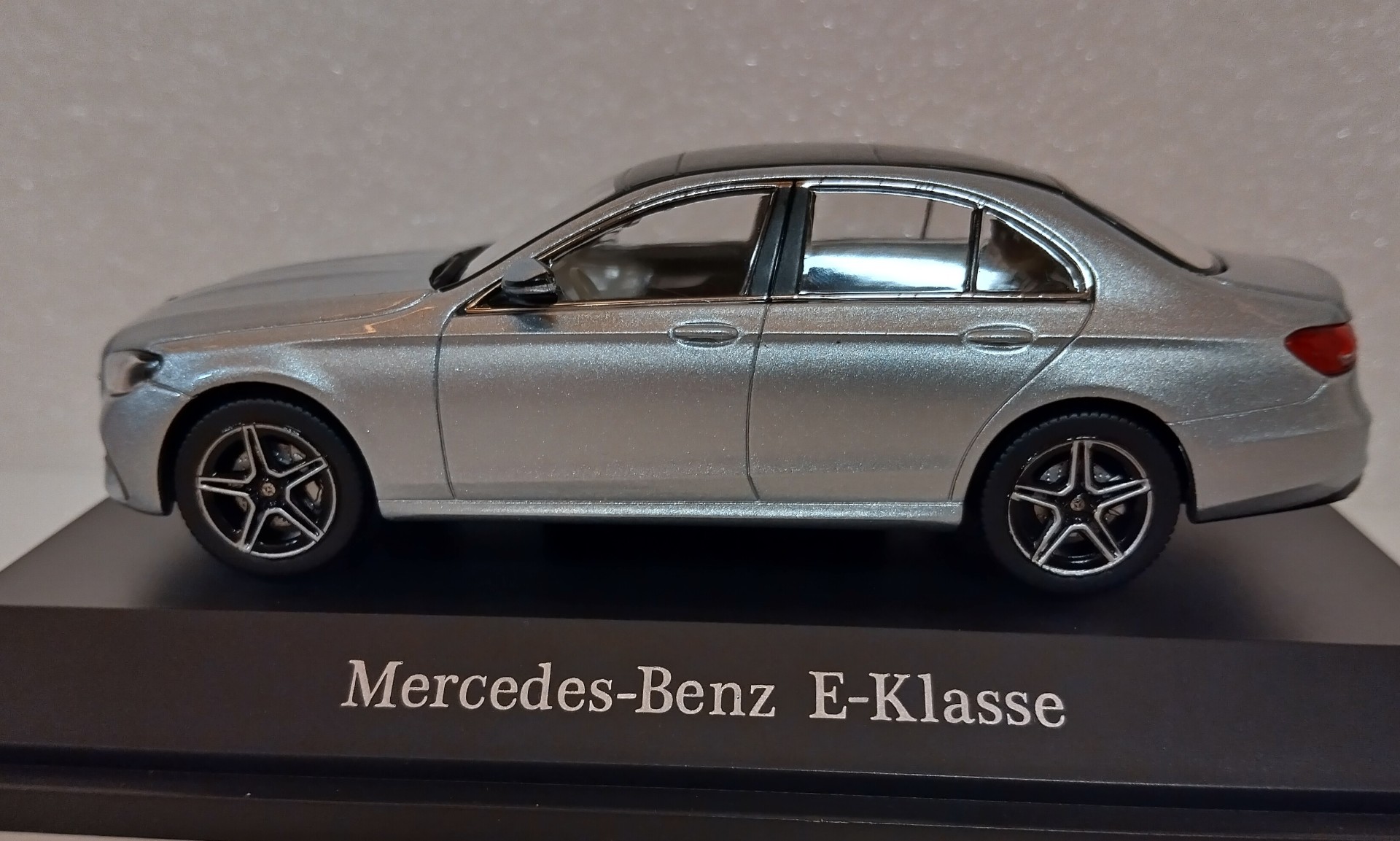 Pienoismalli Mercedes W213 hopea 1/43
