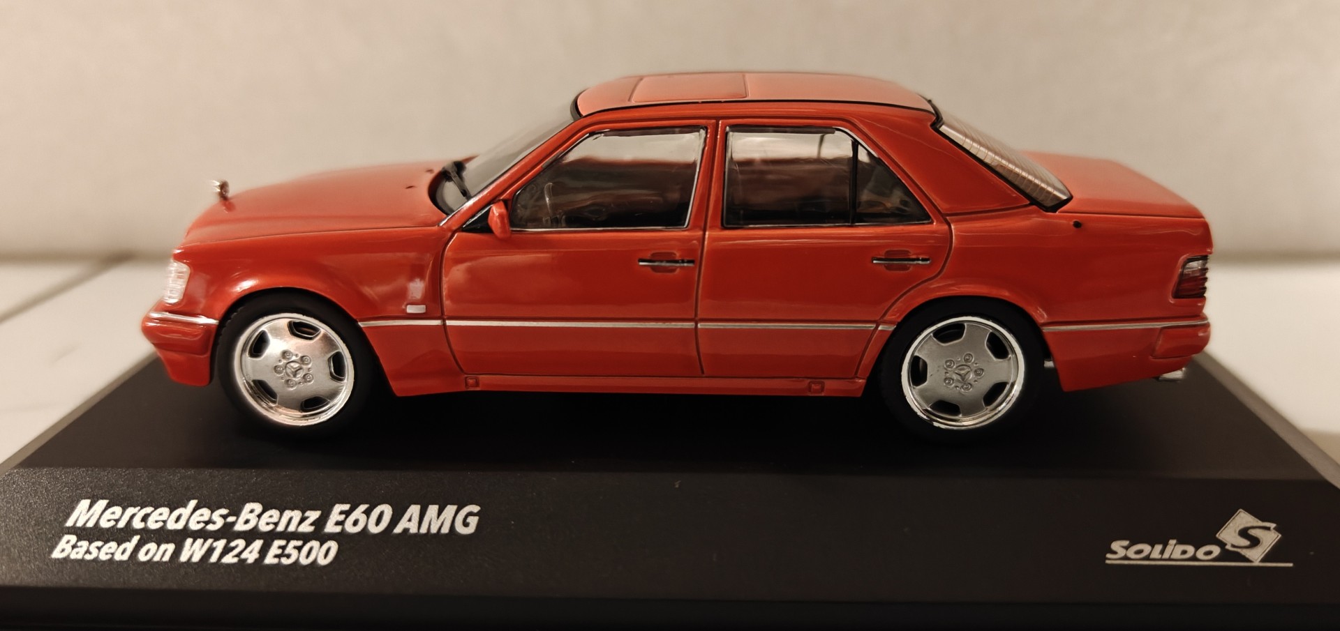 Pienoismalli Mercedes E60 punainen 1/43