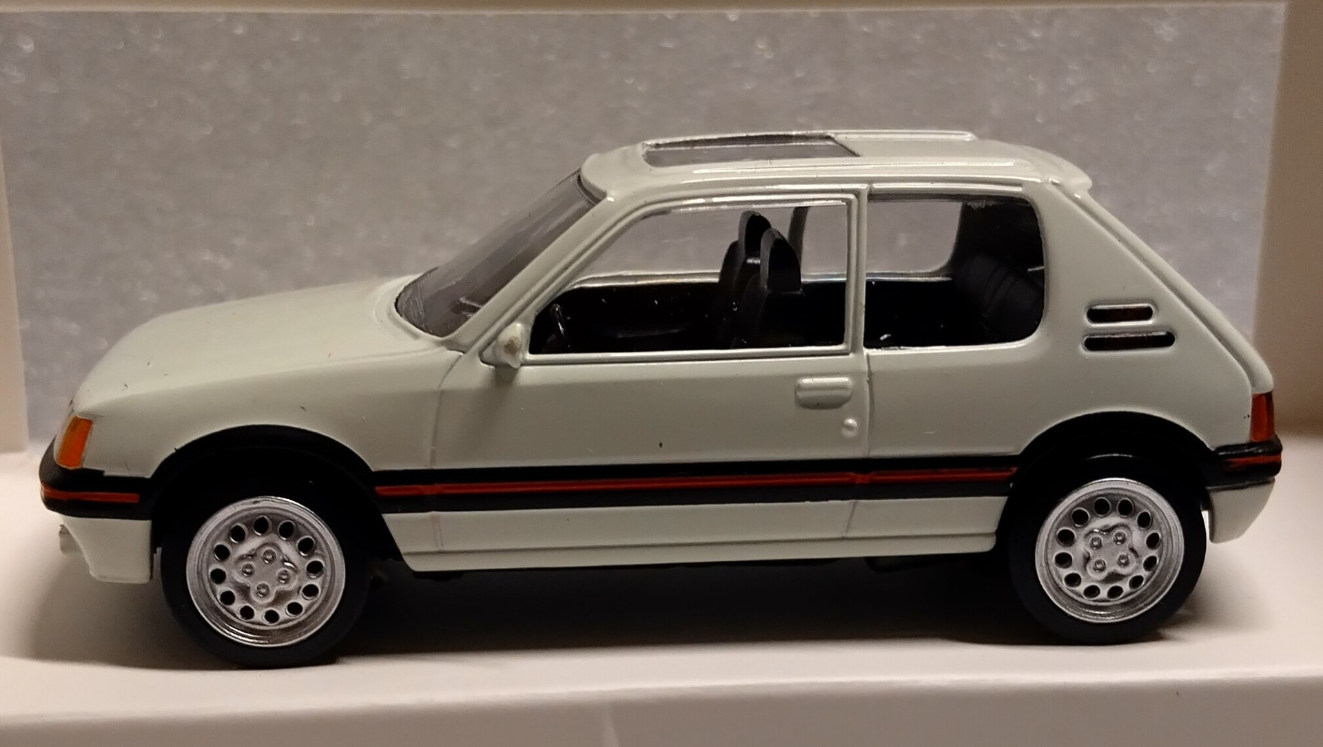 Pienoismalli Peugeot 205 1,6 GTI 1986 1/43