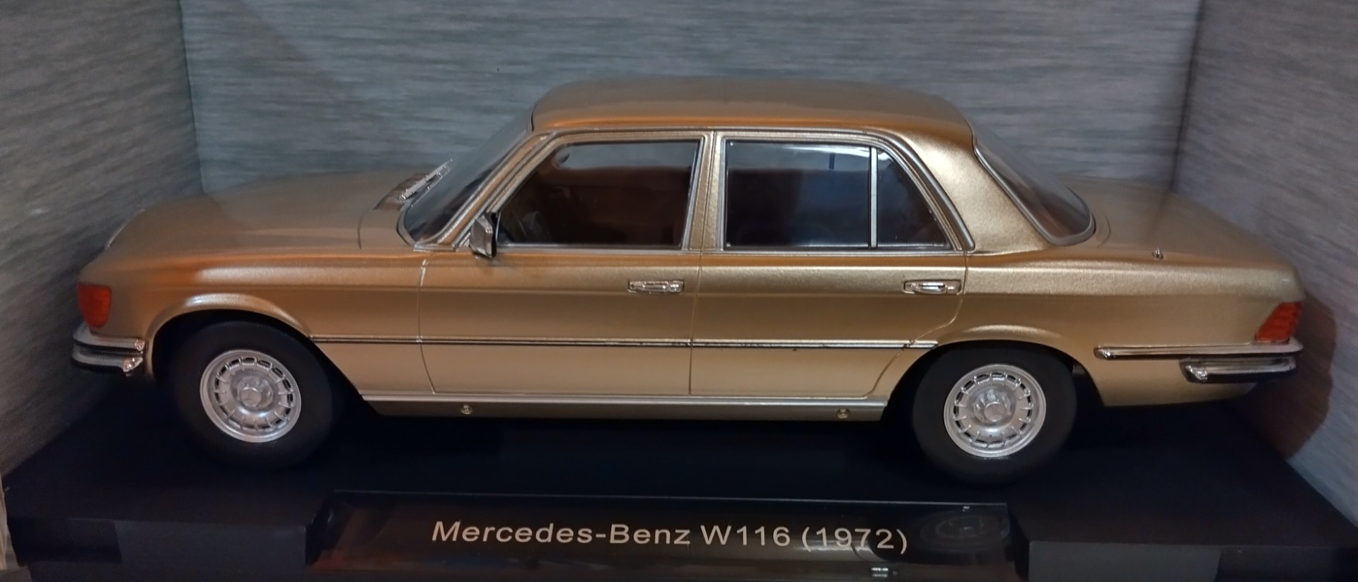Pienoismalli Mercedes W 116 1972 beige 1/18