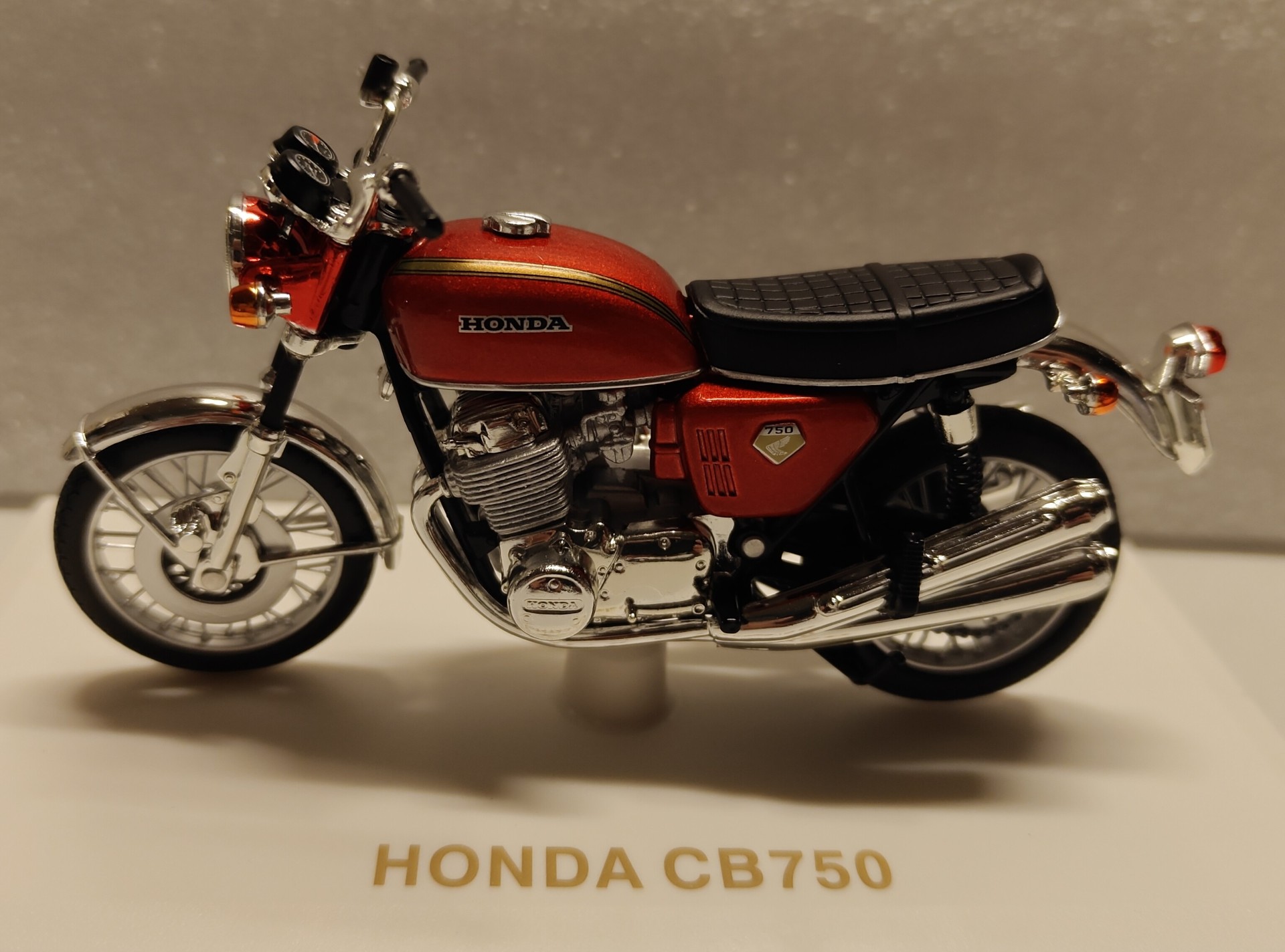 Pienoismalli Honda CB 750 1969 1/18