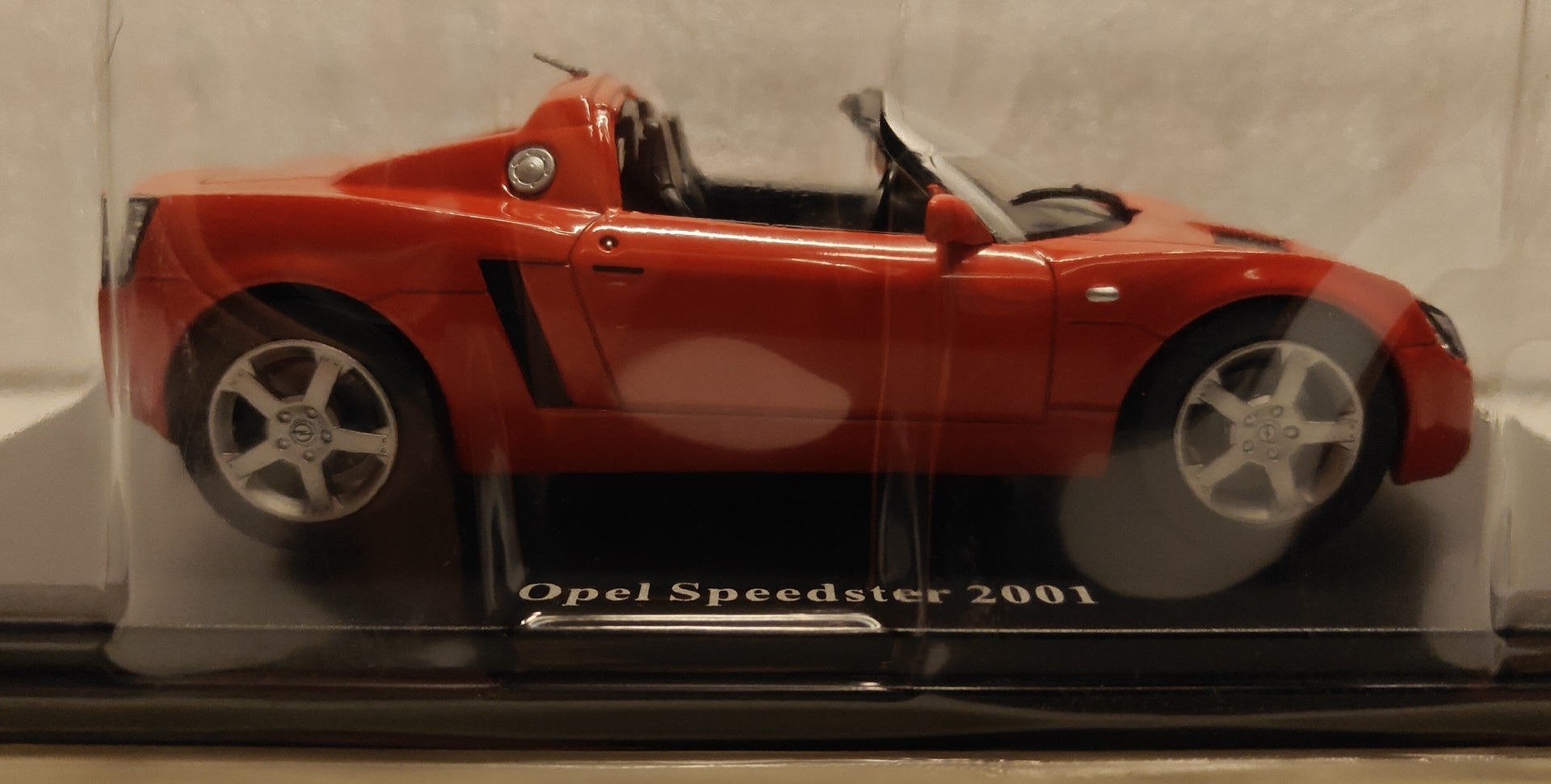 Pienoismalli Opel Speedster 2001 1/24