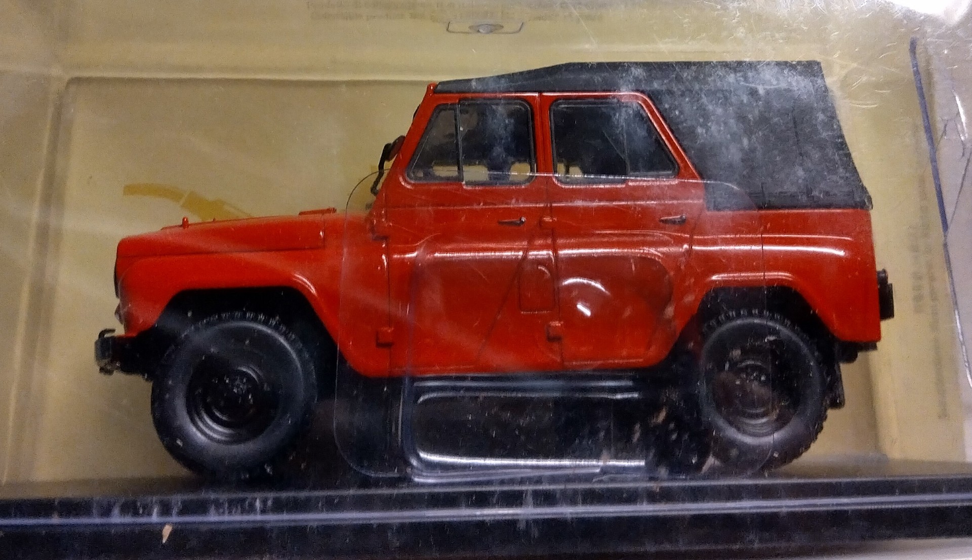 Pienoismalli UAZ 469 B 1972 punainen 1/24