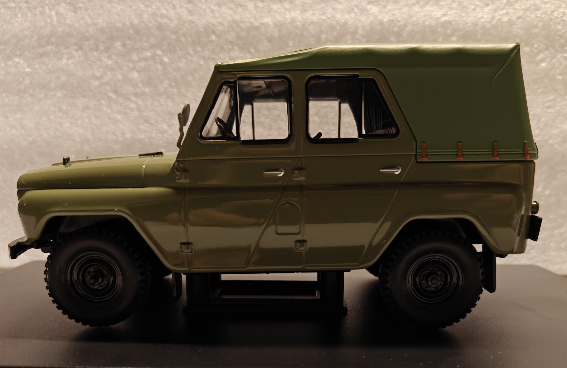 Pienoismalli UAZ 469 vihreä 1/24