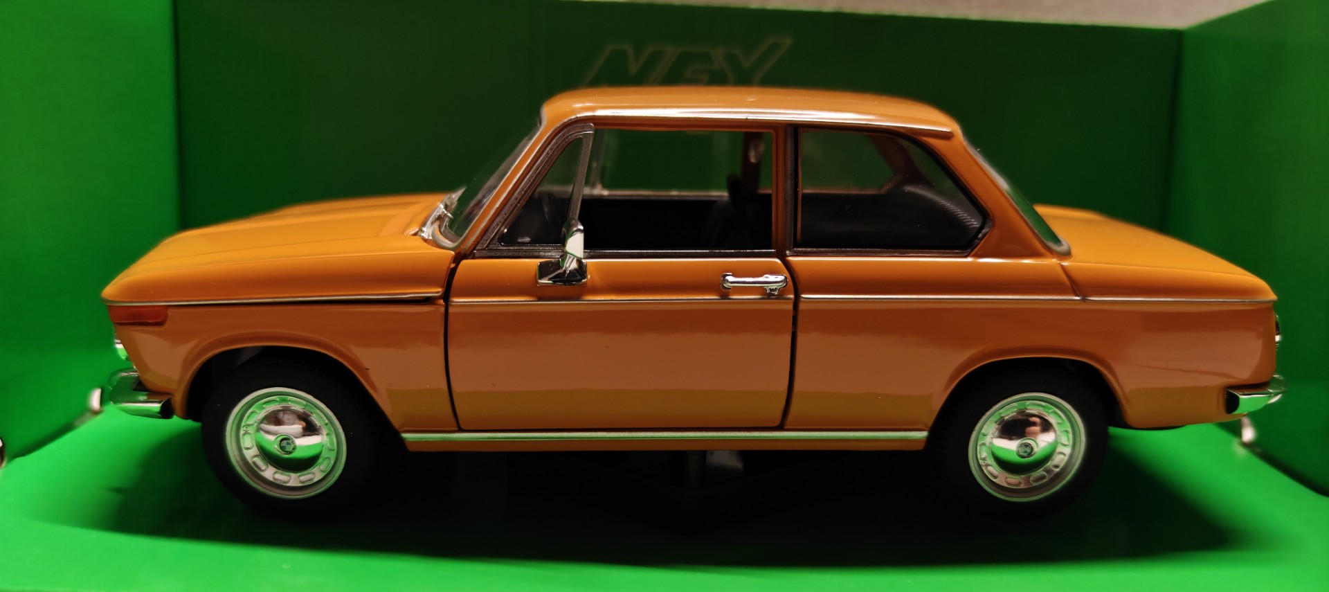 Pienoismalli BMW 2002 ti 1966 1/24