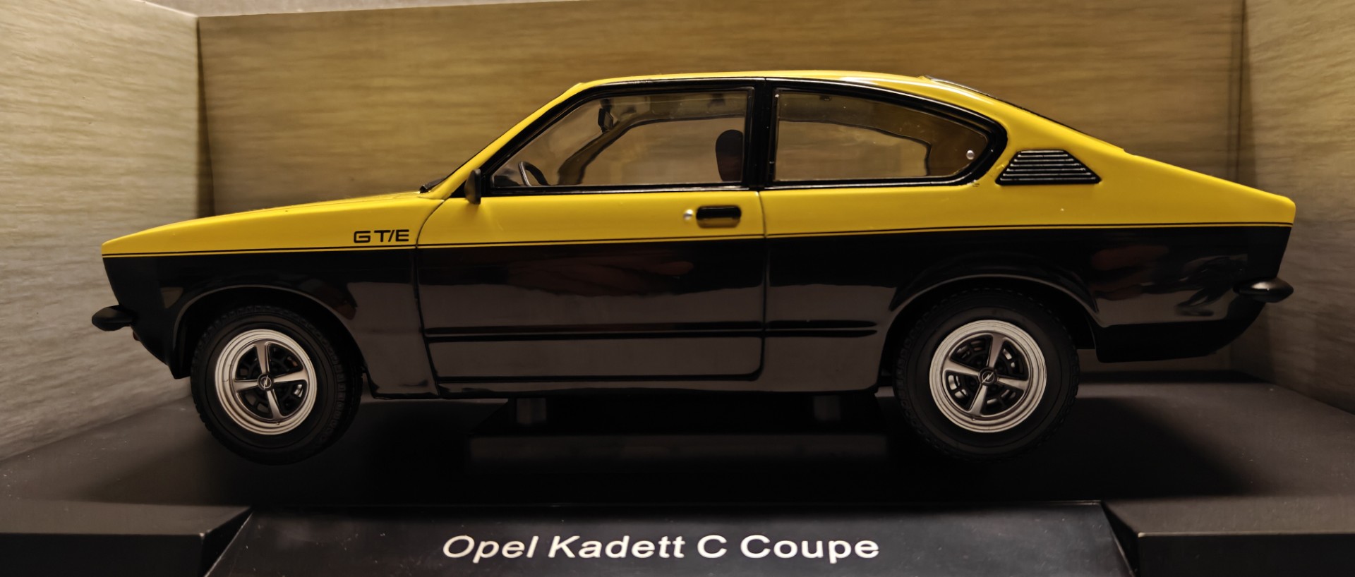 Pienoismalli Opel Kadett C Coupe 1/18