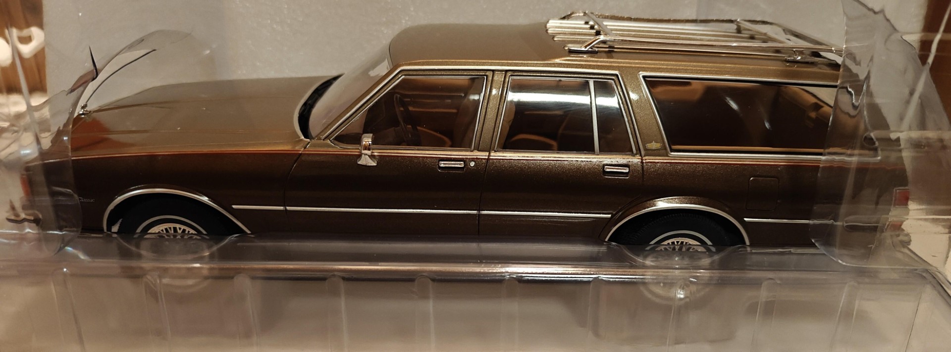 Pienoismalli Chevrolet Caprice Estate beige 1/18