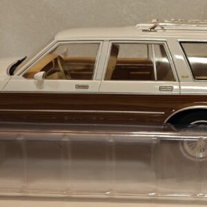 Pienoismalli Chevrolet Caprice Estate puukylki 1/18