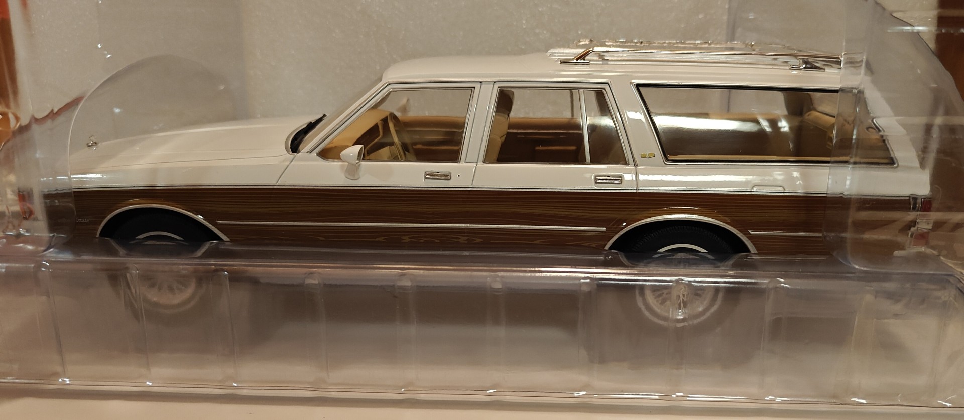 Pienoismalli Chevrolet Caprice Estate puukylki 1/18