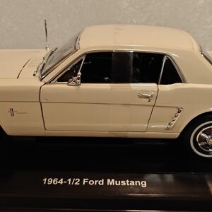 Pienoismalli Ford Mustang 64½ valk. 1/18