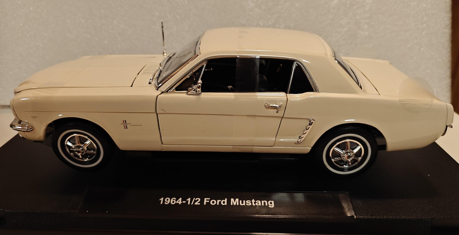 Pienoismalli Ford Mustang 64½ valk. 1/18