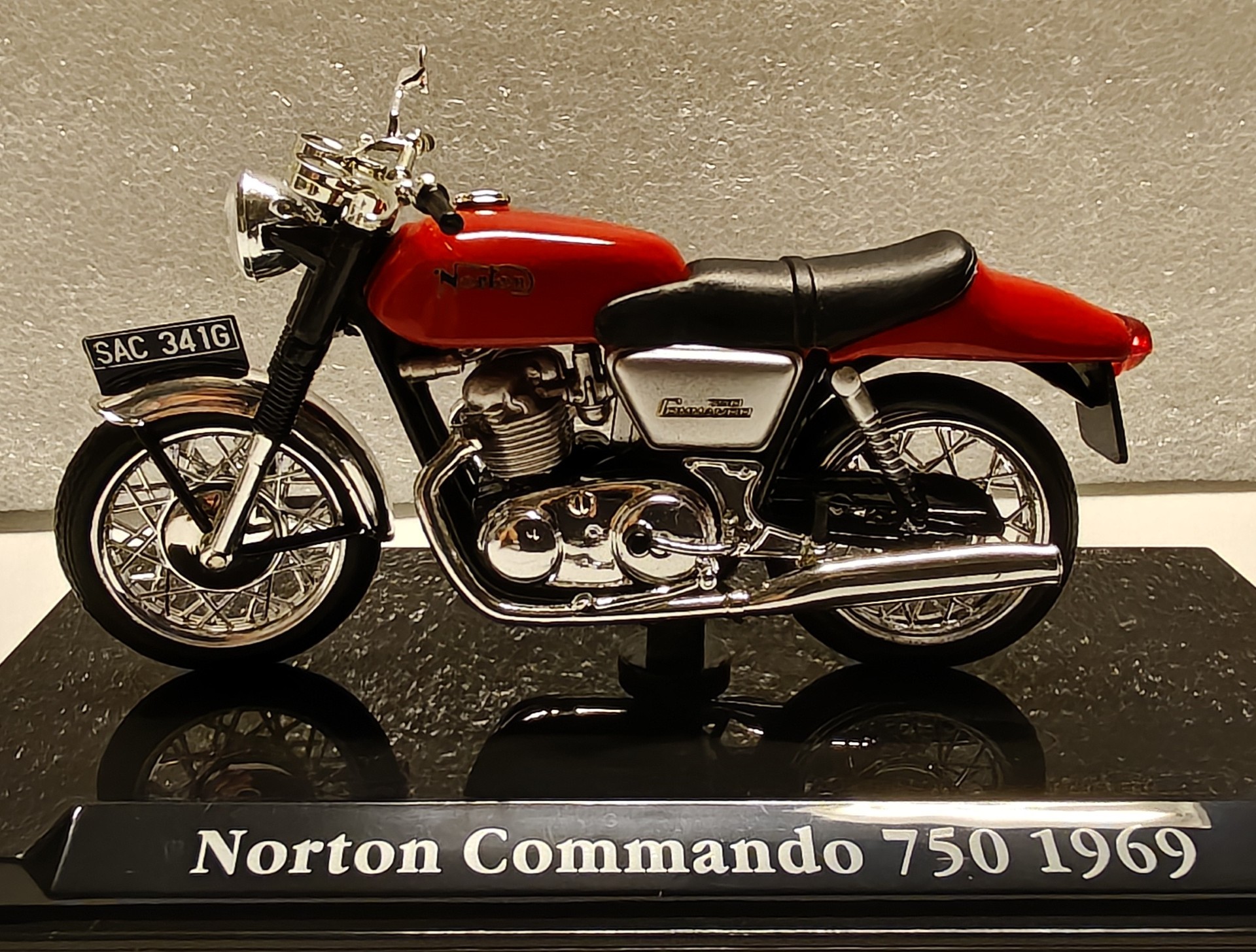Pienoismalli Norton Commando 750 1969 1/24