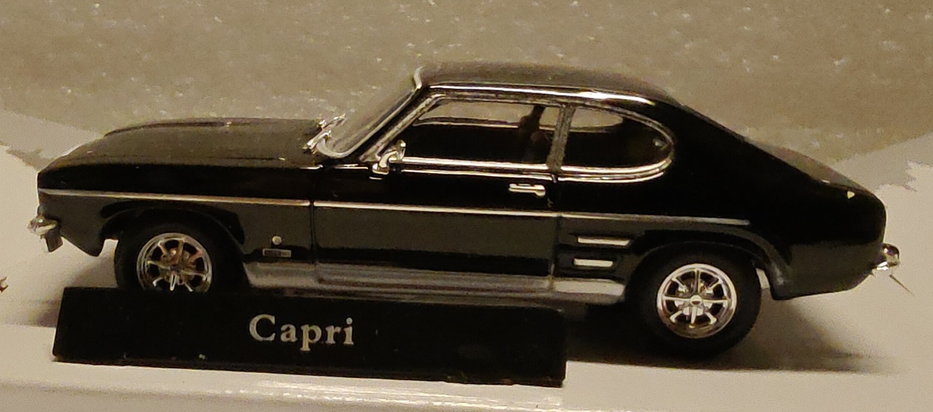 Pienoismalli Ford Capri Mk I musta 1/43