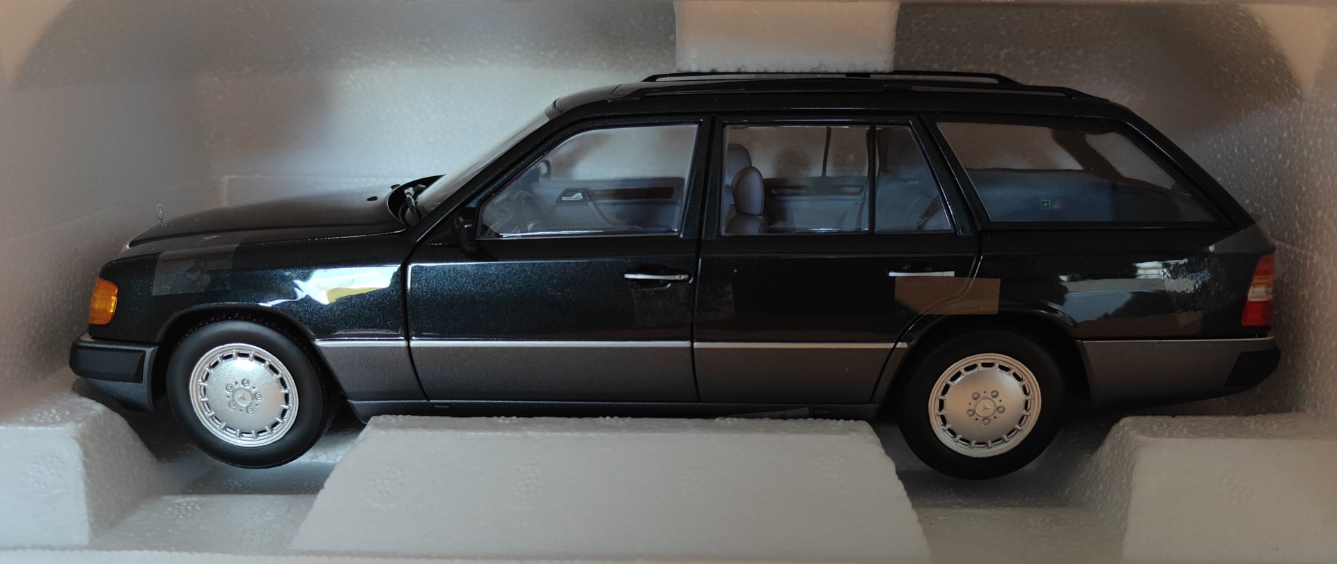 Pienoismalli Mercedes S124 1/18