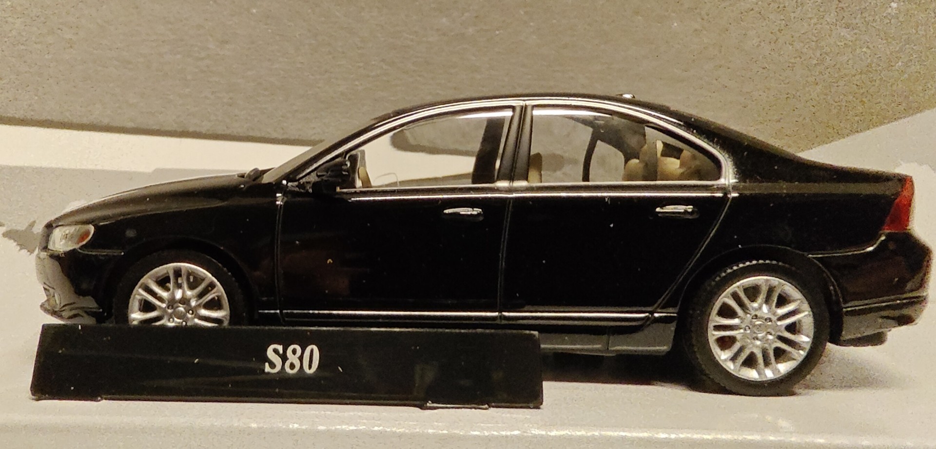 Pienoismalli Volvo S80 musta 1/43