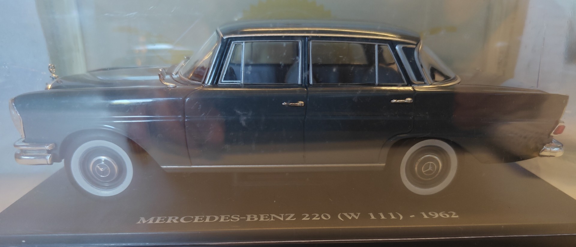 Pienoismalli Mercedes W111 1962 1/24