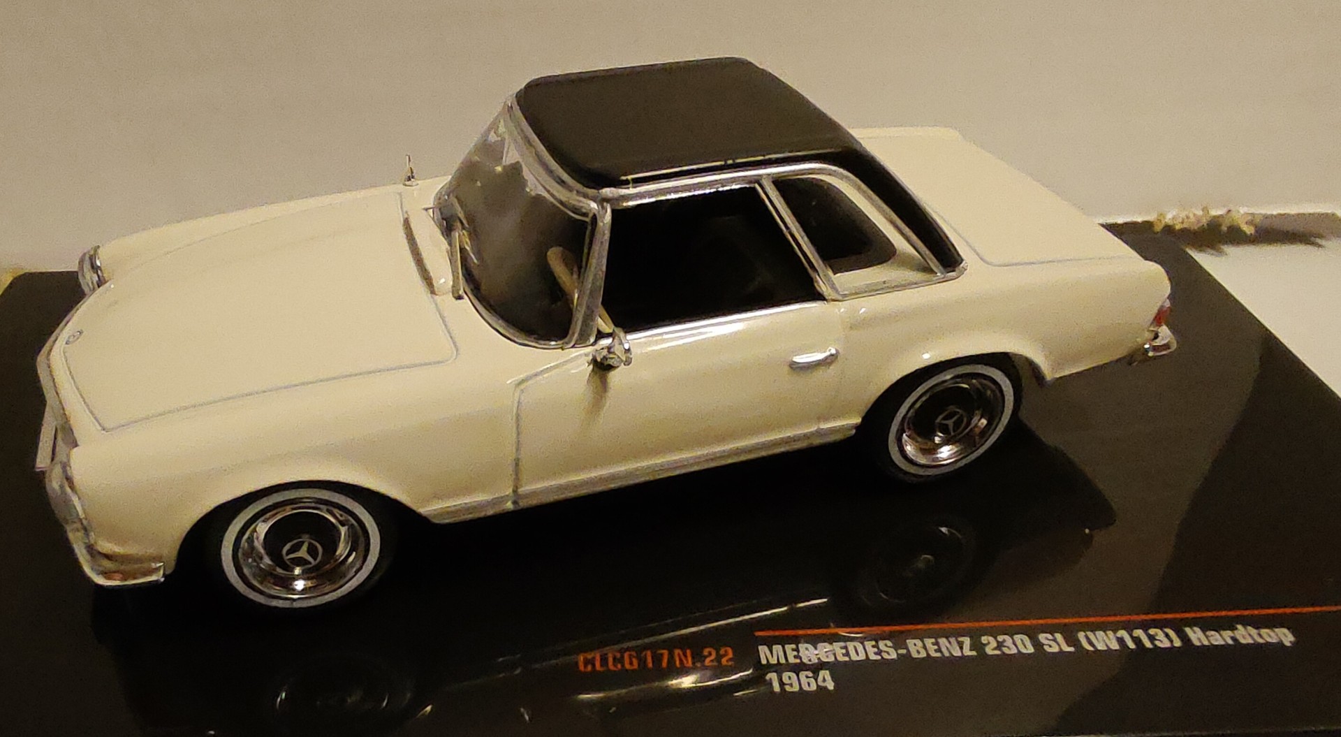 Pienoismalli Mrcedes W113 230 SL 1/43