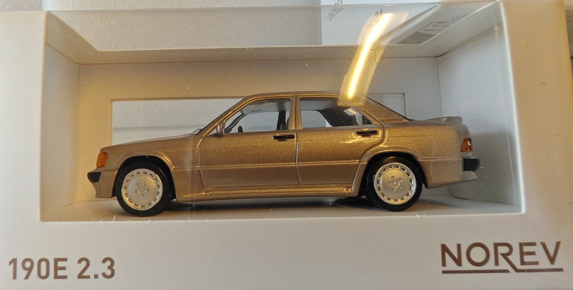 Pienoismalli Mercedes 190 E 2,3 1984  v 1/43