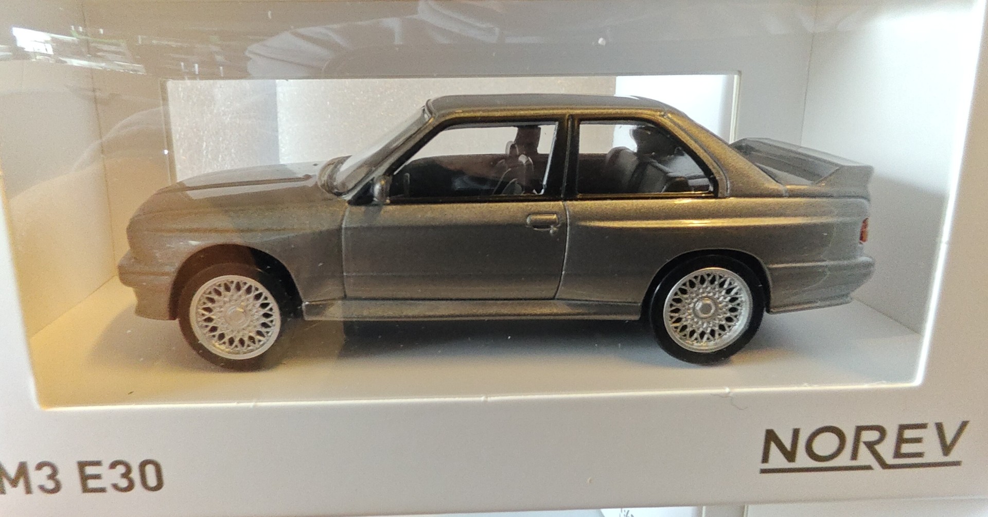 Pienoismalli BMW M3 E30 1986 v 1/43