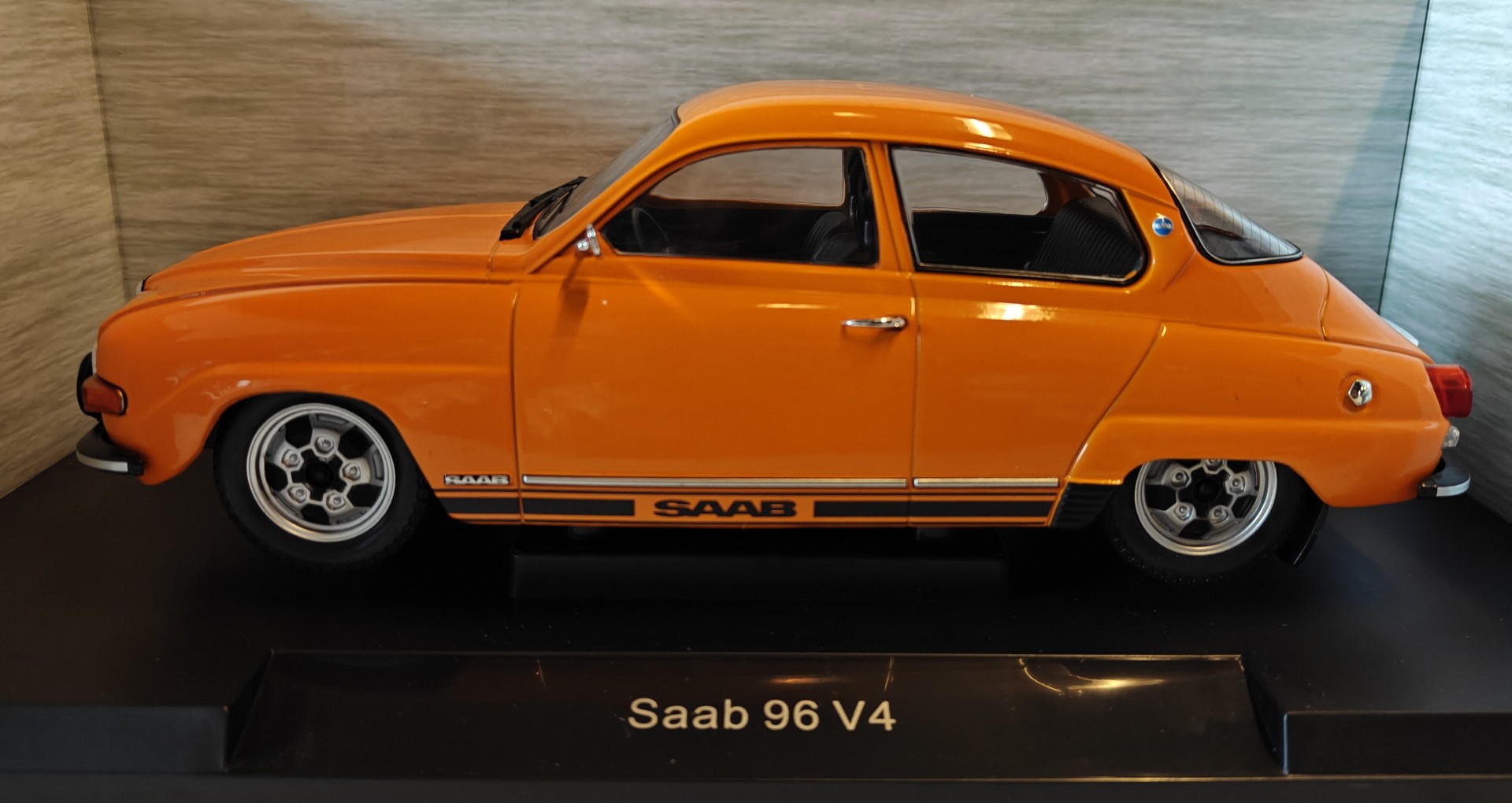 Pienoismalli Saab 96 V4 oranssi 1/18