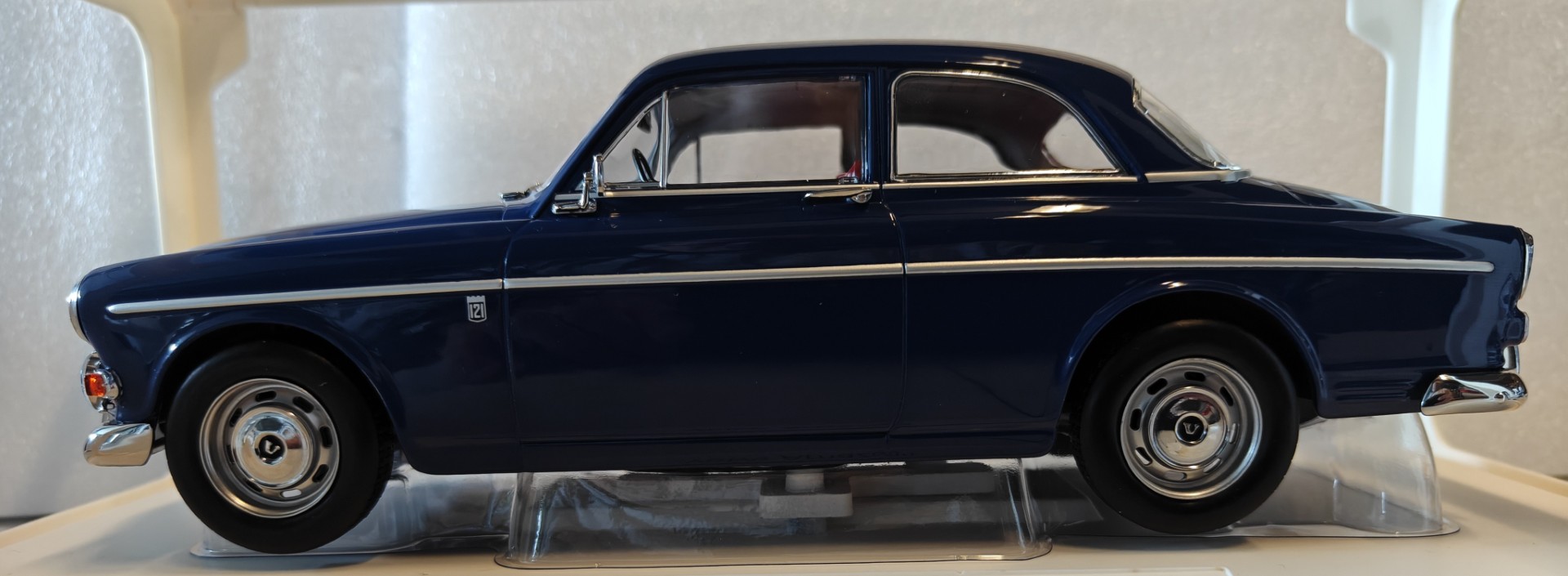 Pienoismalli Volvo Amazon 121 1/18