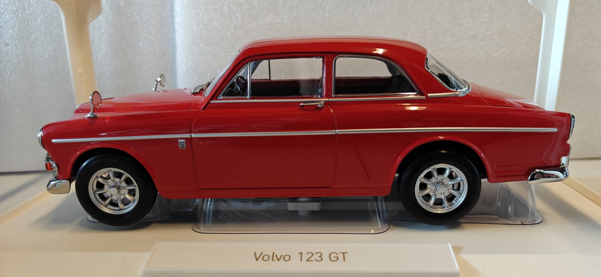 Pienoismalli Volvo Amazon 123 GT 1/18
