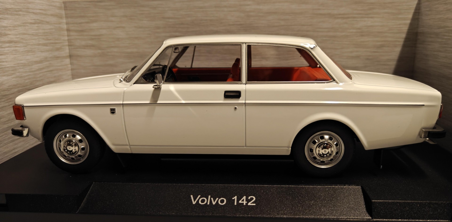 Pienoismalli Volvo 142 valkoinen 1/18