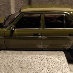 Pienoismalli Mercedes W123 vihreä 1/18