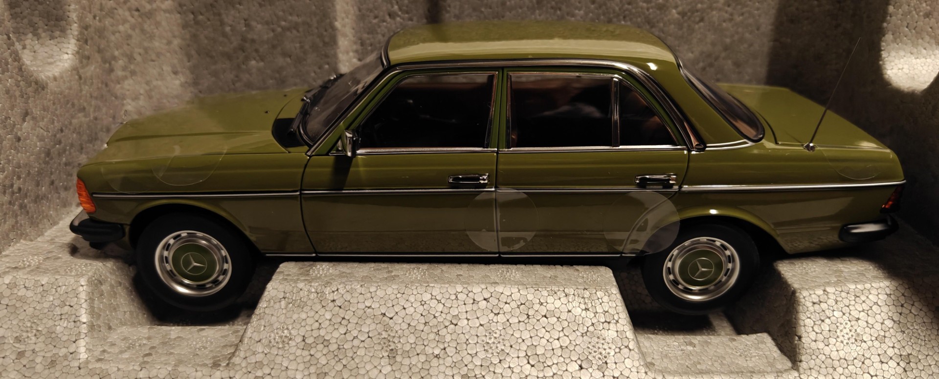 Pienoismalli Mercedes W123 vihreä 1/18
