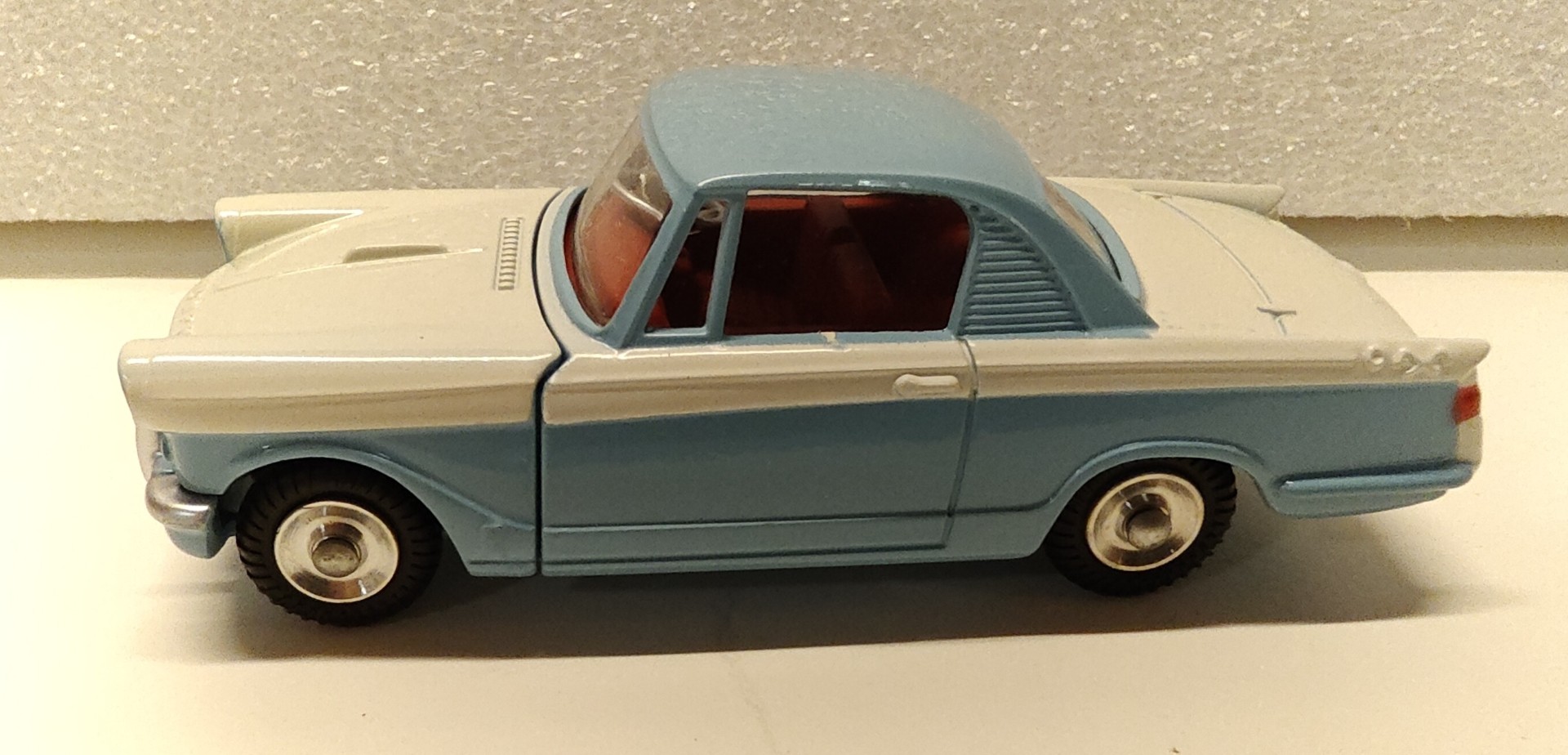 Pienoismalli Triumph Herald Coupe 1/43