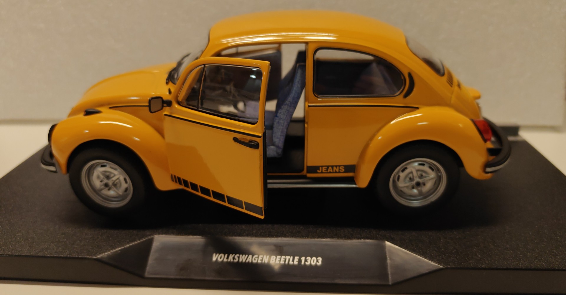 Pienoismalli VW Kupla Jeans  1/18