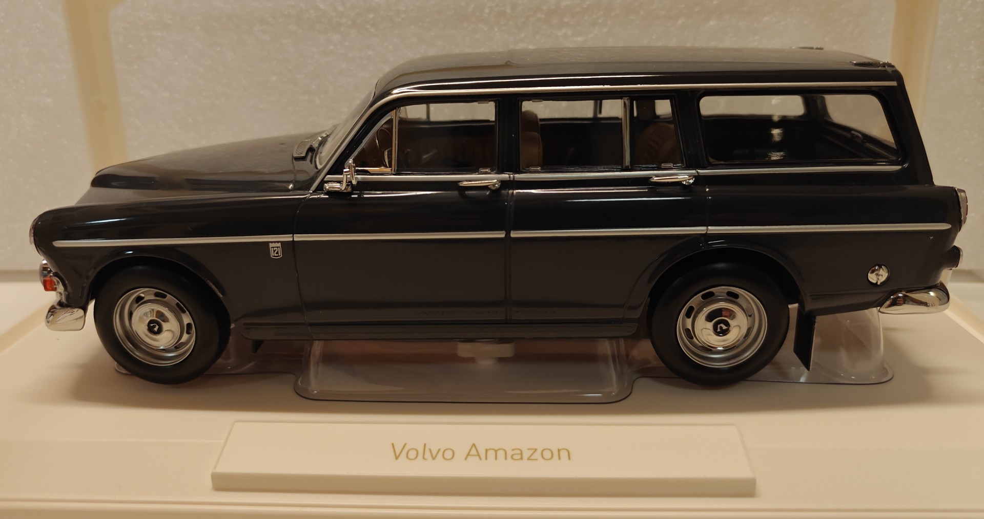 Pienoismalli Volvo Amazon farmari harmaa  1/18