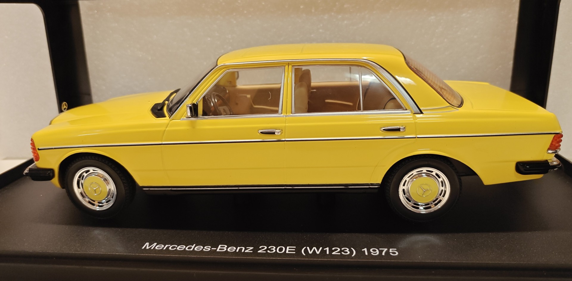 Pienoismalli Mercedes W123 230E keltainen 1/18