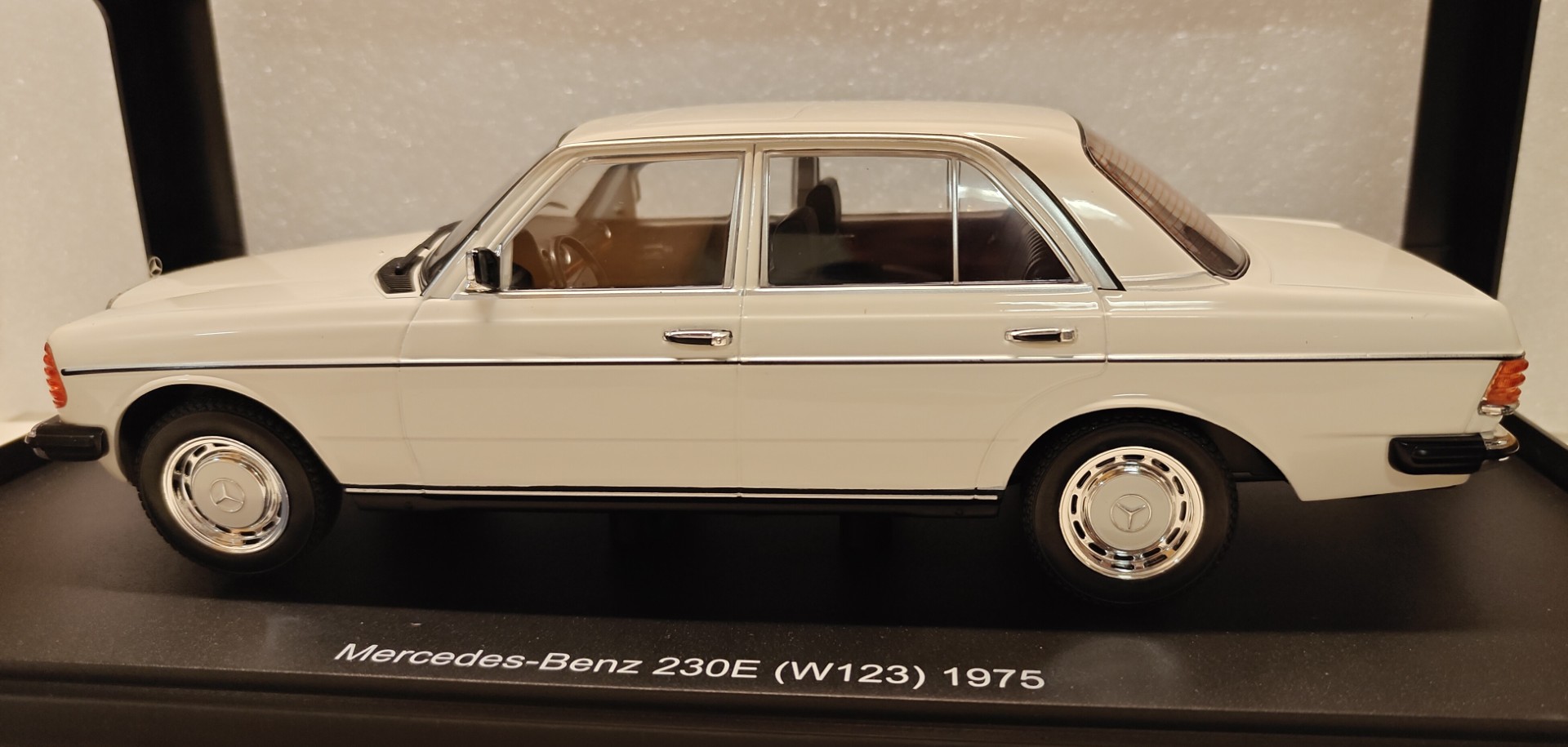 Pienoismalli Mercedes W123 230E valkoinen 1/18