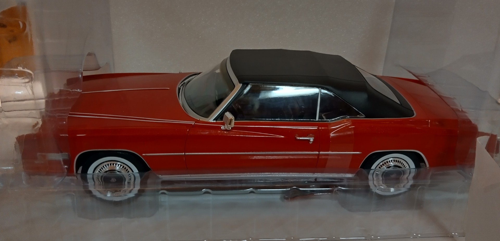 Pienoismalli Cadillac Eldorado avo 1976 1/18