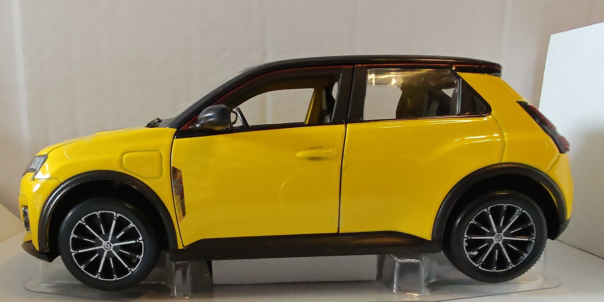 Pienoismalli Renault R5 E-Tech 2024 1/24