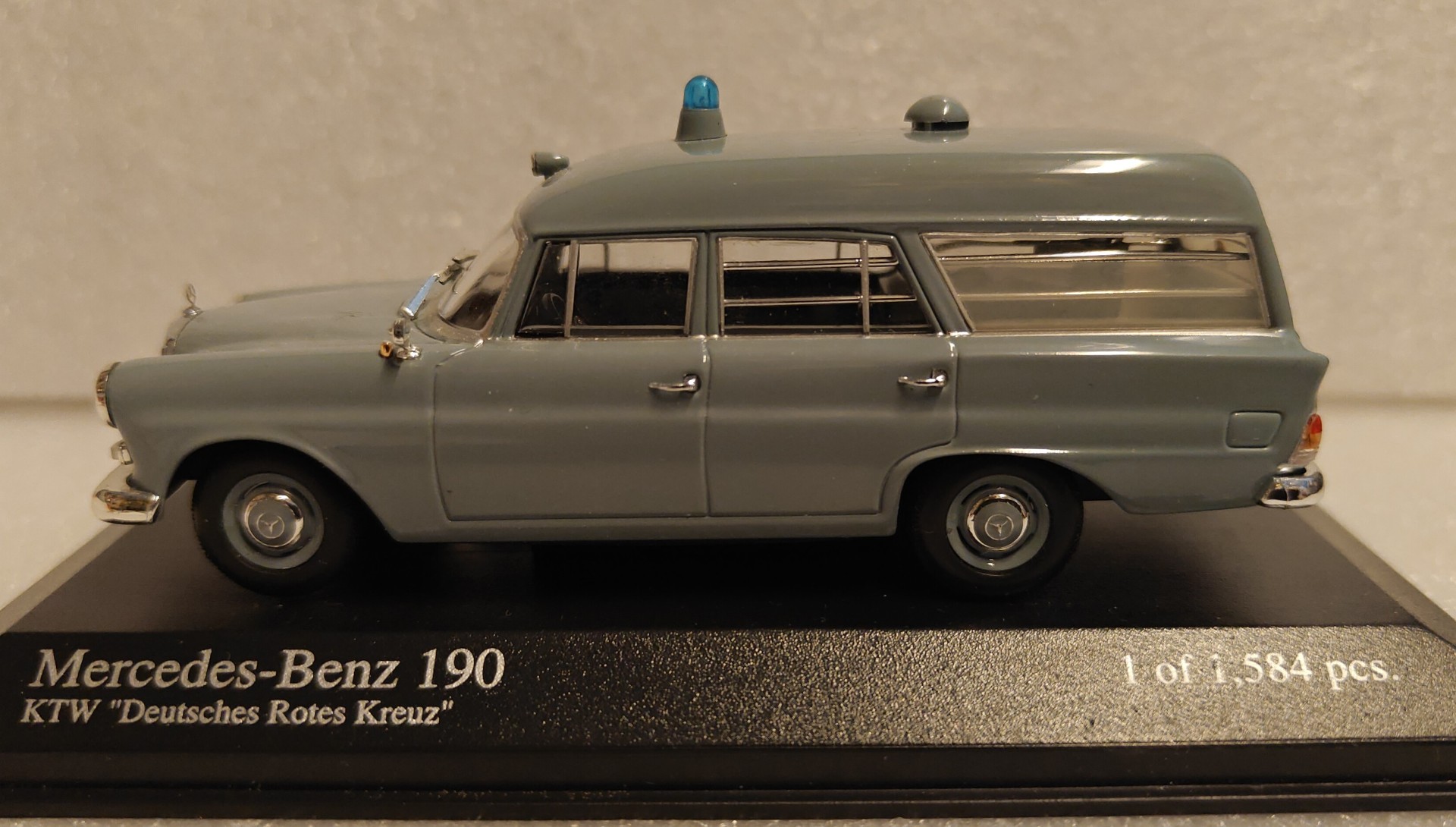 Pienoismalli Mercedes W110 190 ambulanssi 1/43