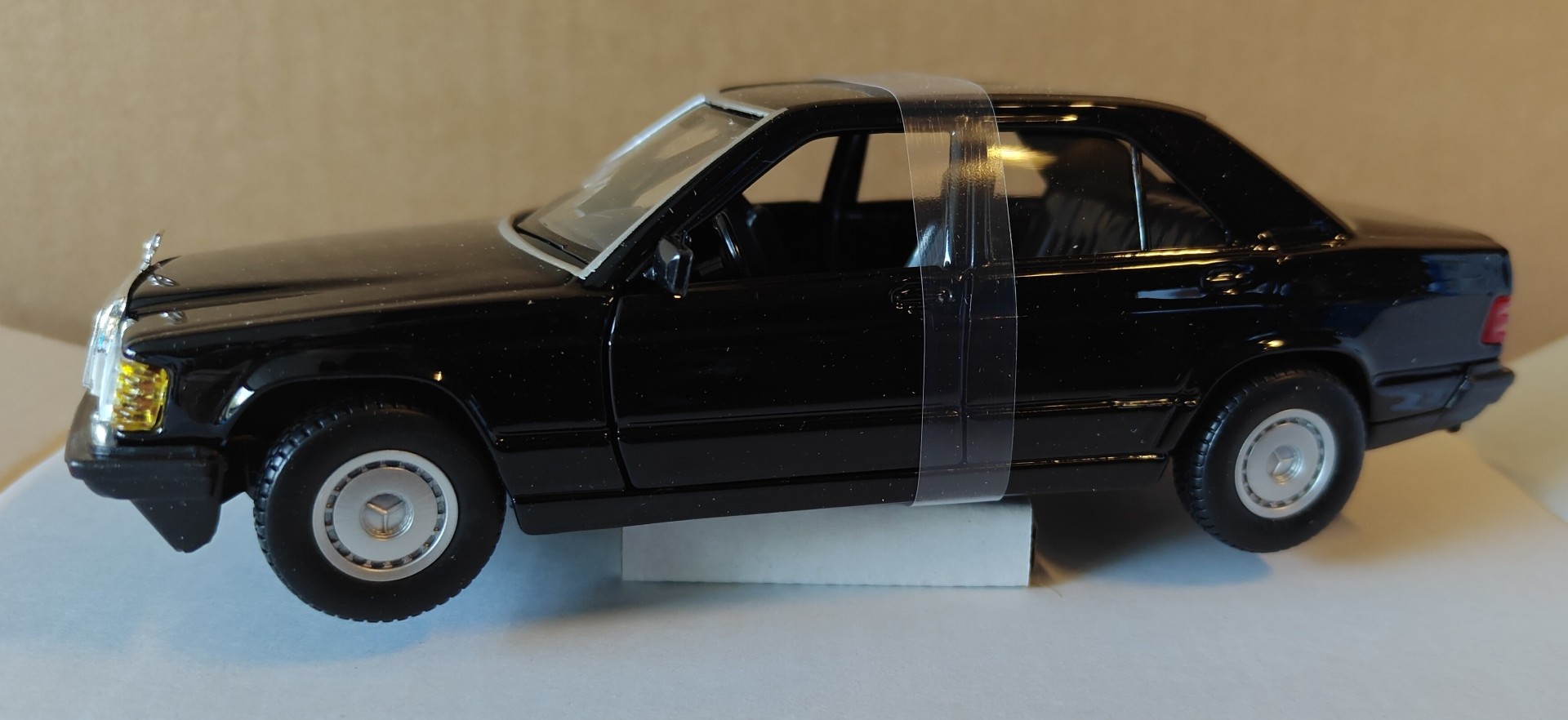 Pienoismalli Mercedes W201 190E musta 1/24
