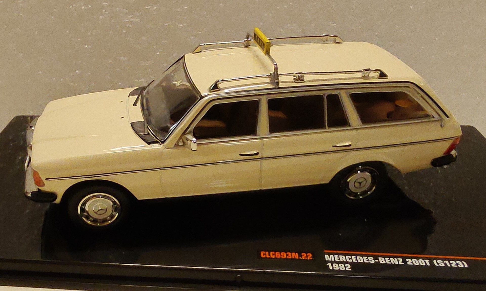 Pienoismalli Mercedes S123 Taxi 1/43