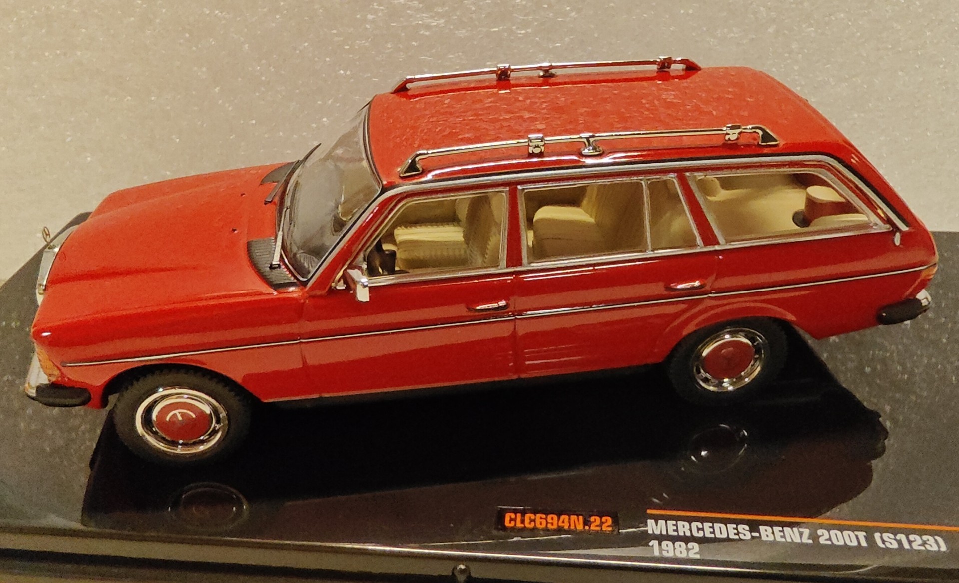 Pienoismalli Mercedes S123 punainen 1/43