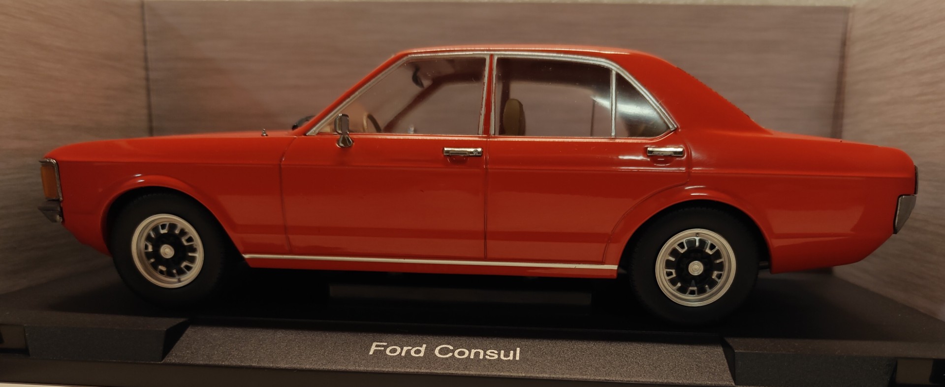 Pienoismalli Ford Consul 1972 1/18